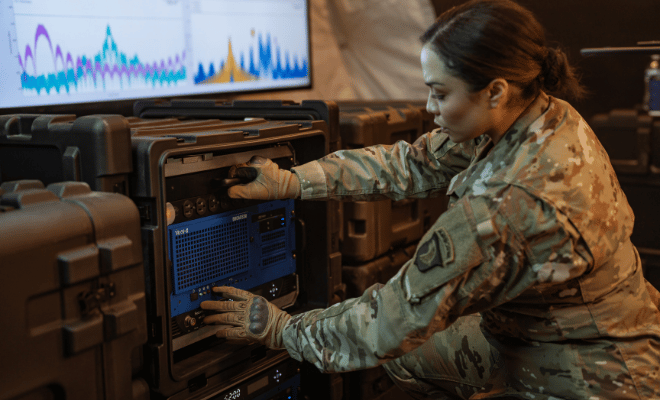 Rack SKB 19 pouces pour équipements électroniques et de communication militaires dans un poste de commandement mobile