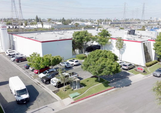 Siège social de SKB USA avec espace de production et bureaux, vu depuis les airs