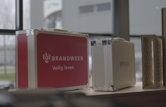 MIO mallettes de présentation avec les logos Brandweer et Philips exposées dans l'espace intérieur