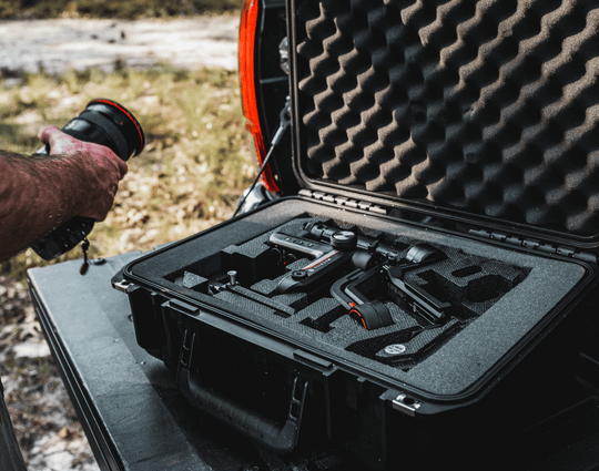 Valise rigide SKB avec intérieur en mousse alvéolée, ouverte et aménagée pour accueillir du matériel photo et vidéo, avec compartiments en mousse découpés pour les accessoires.
