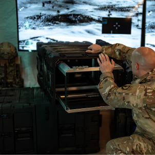 SKB roto racks avec équipement utilisé dans un environnement d'entraînement militaire