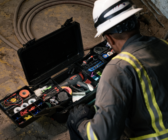 Valise industrielle HUSK ouverte contenant des outils dans un environnement de travail industriel