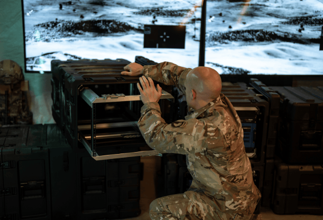 Rack antichoc SKB avec rack 19 pouces amovible utilisé dans un poste de commandement militaire