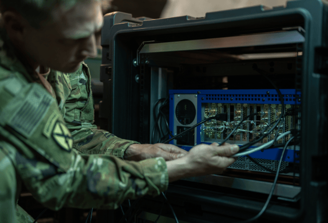 Rack SKB avec équipement électronique 19 pouces lors de son installation par un technicien militaire