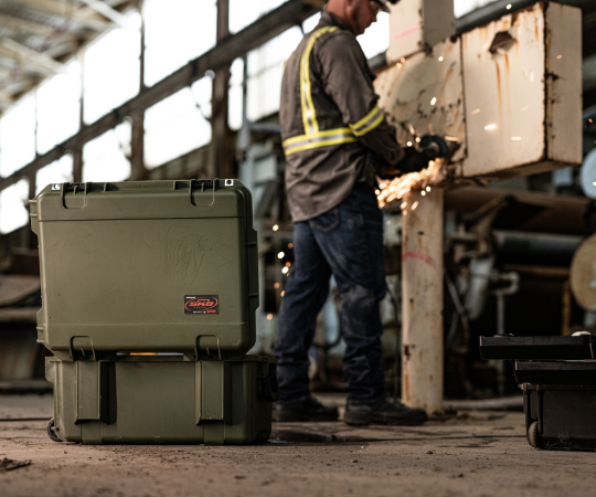 Valises de protection SKB utilisées dans un environnement industriel pendant des travaux de maintenance