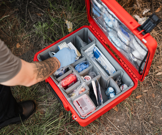 Mallette de protection SKB avec matériel médical et compartiments en cours d'utilisation