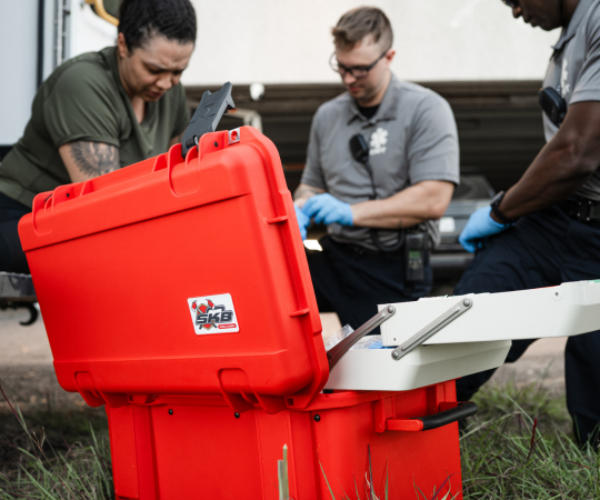 Valise de protection SKB rouge utilisée pour les traitements médicaux dans un environnement de travail mobile