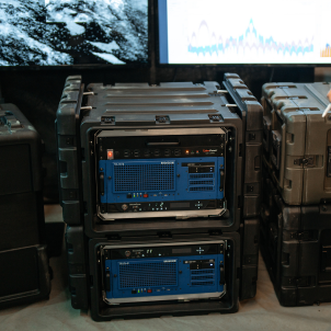 Racks SKB avec équipement électronique monté en configuration rack