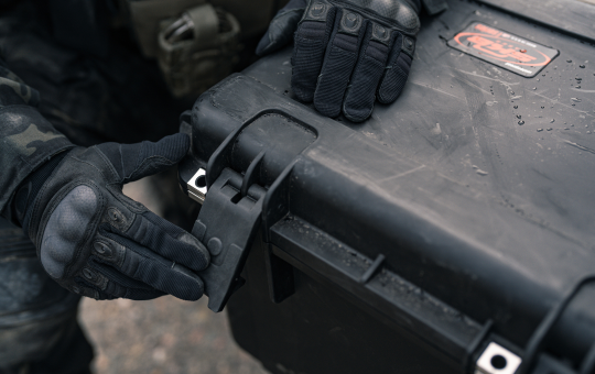 Fermeture d'une mallette de protection SKB robuste à l'aide de gants