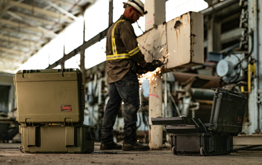 Valises de protection robustes SKB dans un environnement de travail industriel pendant les travaux de maintenance