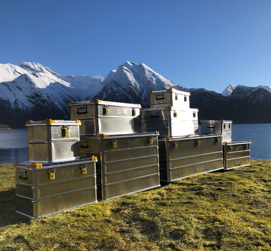 Caisses de transport en aluminium Viking empilées dans un paysage montagneux pour le transport en extérieur